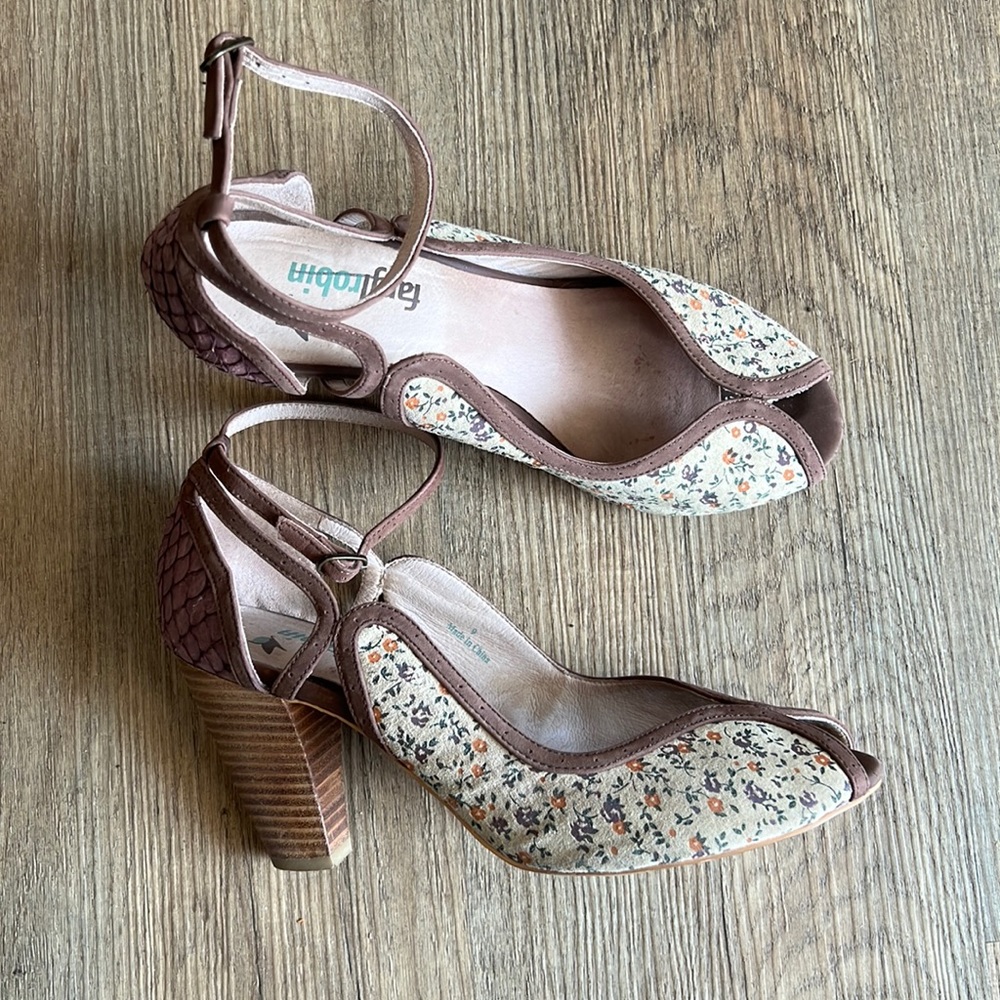 Fairly Robin mixed fabric, wood heel strappy peep toe shoe size 8.5